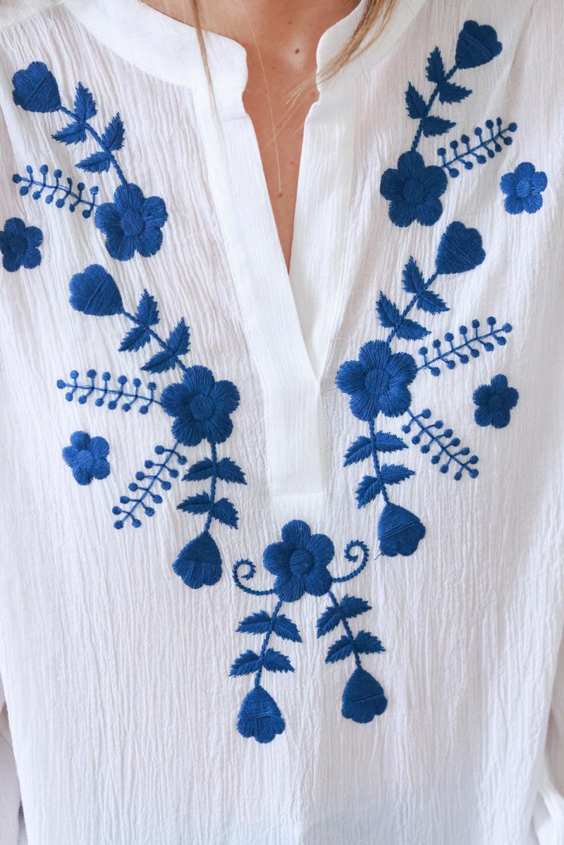 Tunique blanche en coton effet gaufré broderie fleurs bleu marine col et manches