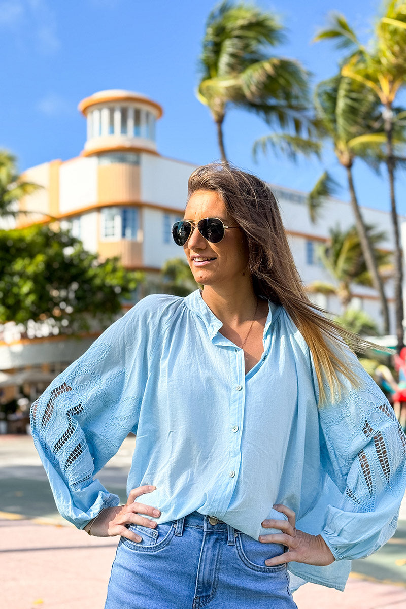 Chemise tunique bleu ciel à boutons manches ajourées motifs en crochet