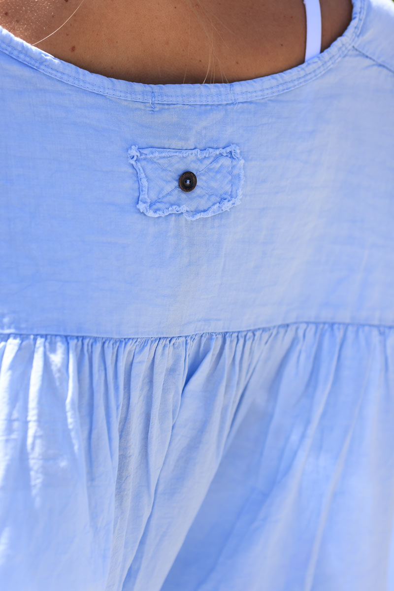 Túnica muy grande azul cielo en gasa de algodón con cuello en pico y encaje bordado