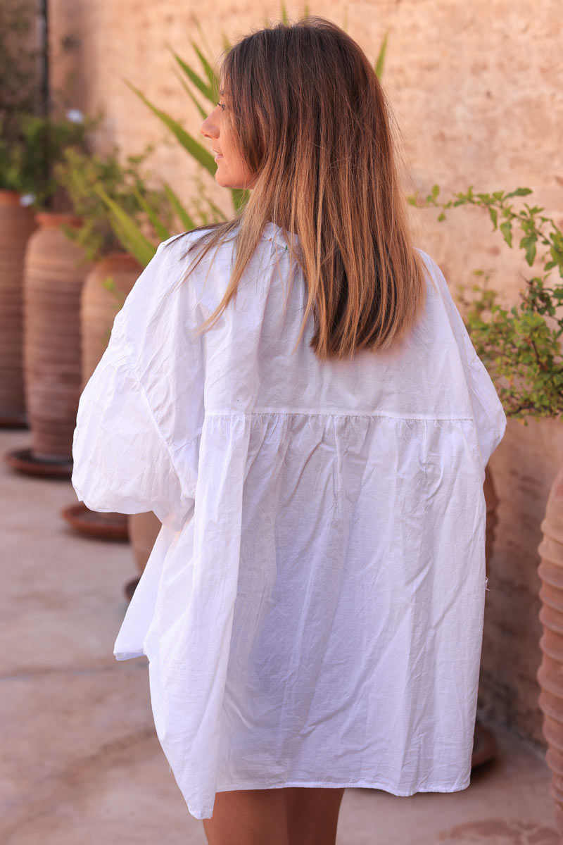Tunique chemise blanche large coutures multicolores