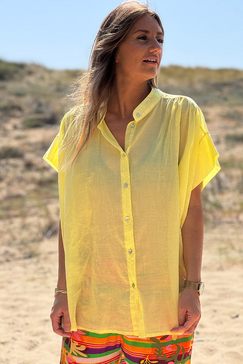 Tunique chemise large et légère jaune en voile de coton petites manches