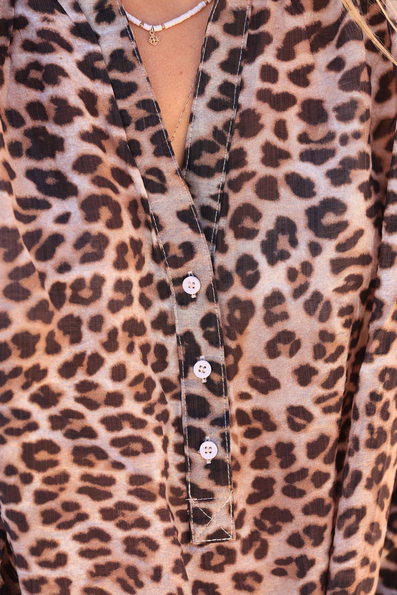 Túnica con cuello con botones y estampado de leopardo