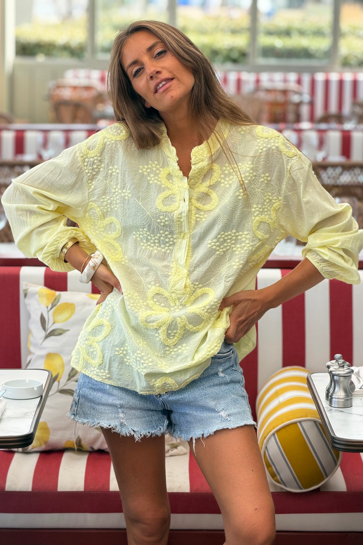Tunique jaune en coton col boutons et broderie fleurs en éponge