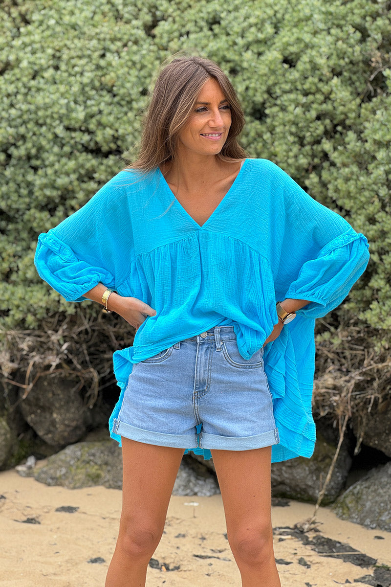 Tunique large bleu en voile de coton manches chauve souris détails volants décolleté