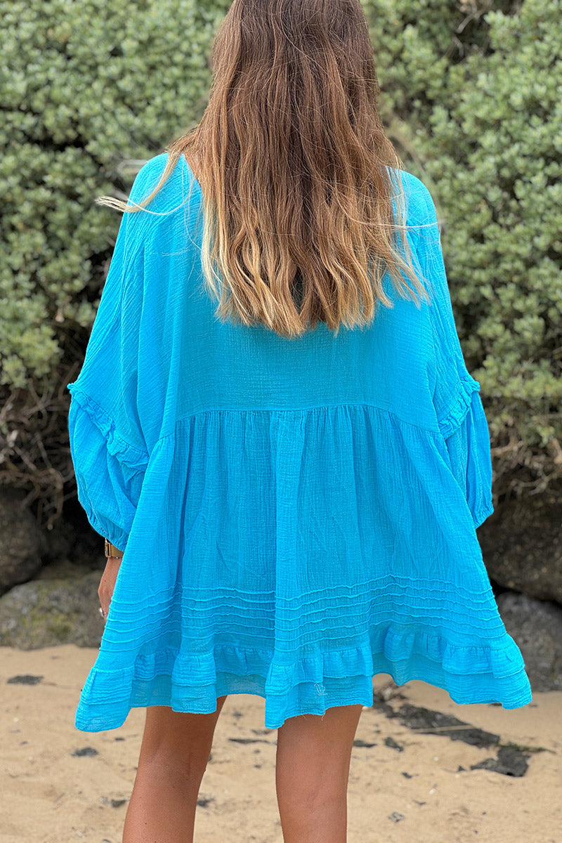Tunique large bleu en voile de coton manches chauve souris détails volants décolleté