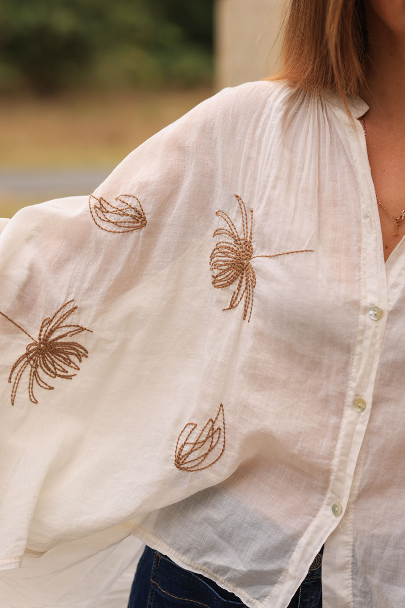 Túnica ancha de voile de algodón crudo con botones bordados de palmeras camel