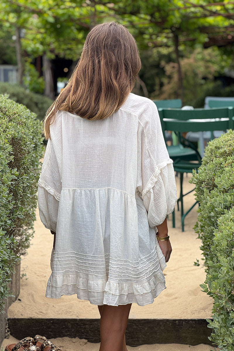 Tunique large écrue en voile de coton manches chauve souris détails volants décolleté