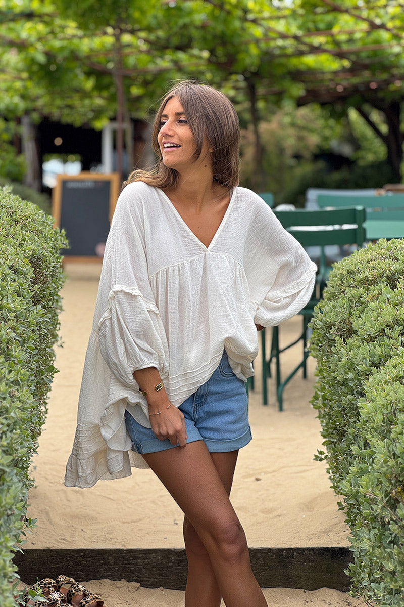 Tunique large écrue en voile de coton manches chauve souris détails volants décolleté