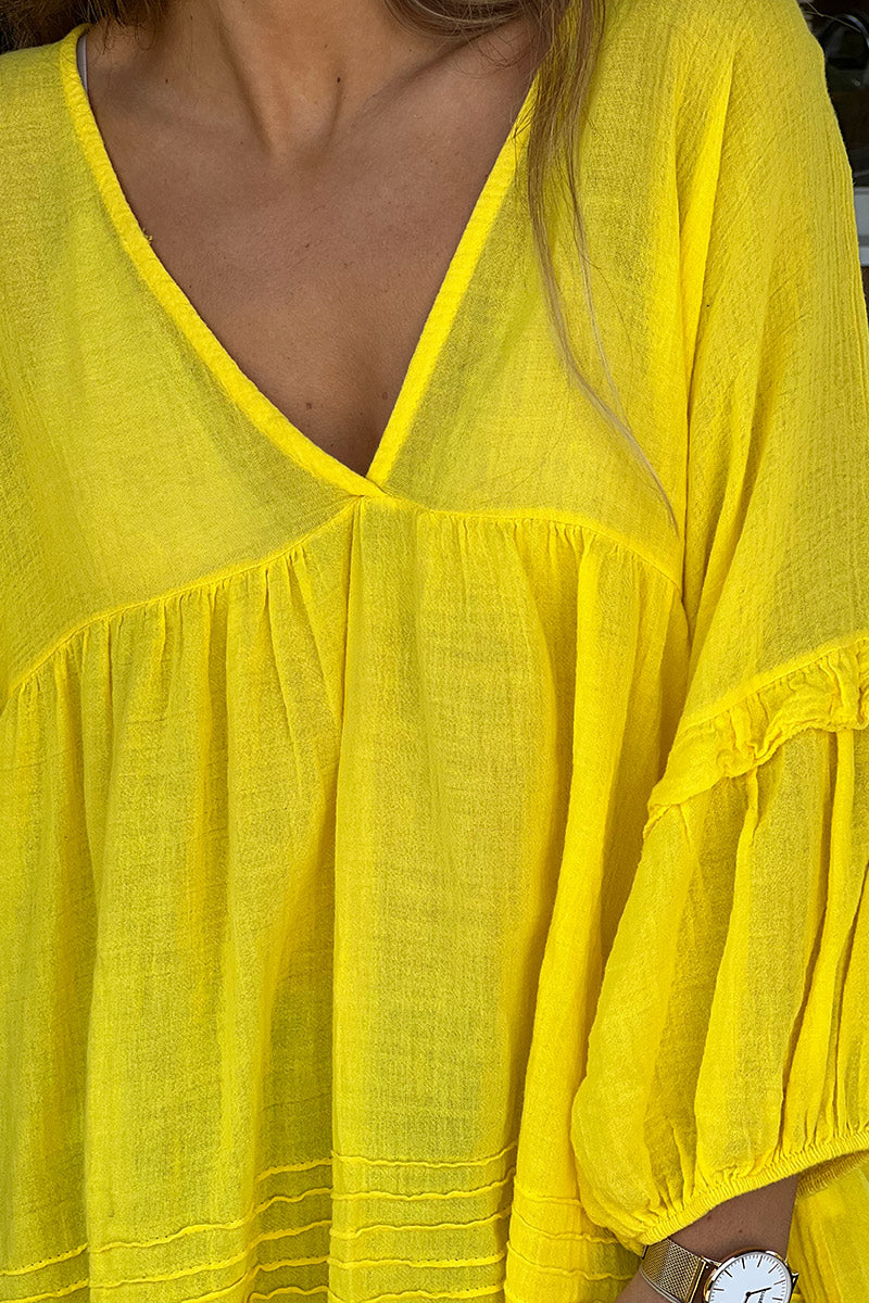 Tunique large jaune en voile de coton manches chauve souris détails volants décolleté