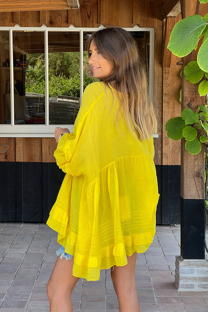Tunique large jaune en voile de coton manches chauve souris détails volants décolleté