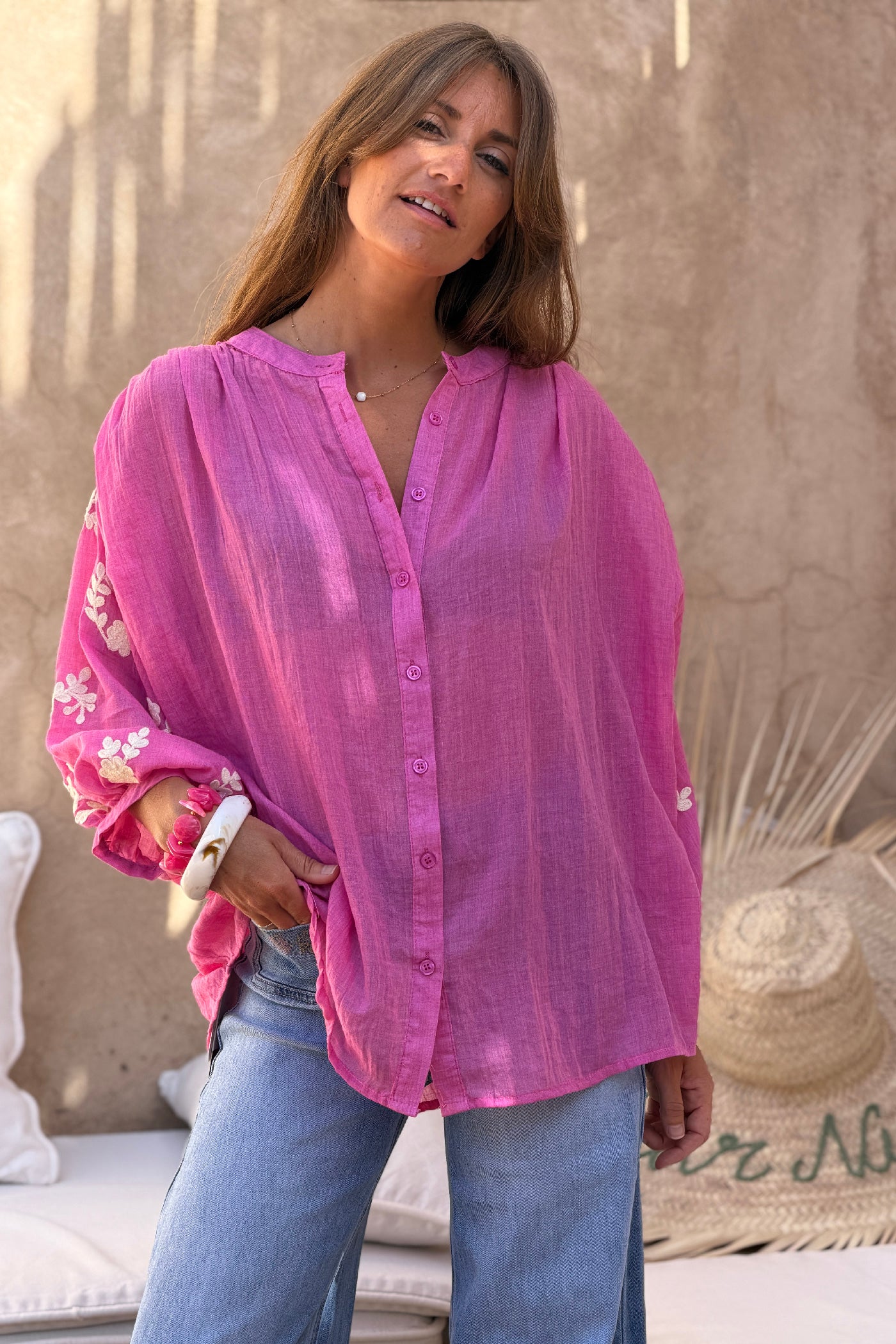 Tunique large rose en voile de coton broderie fleurs sur les manches