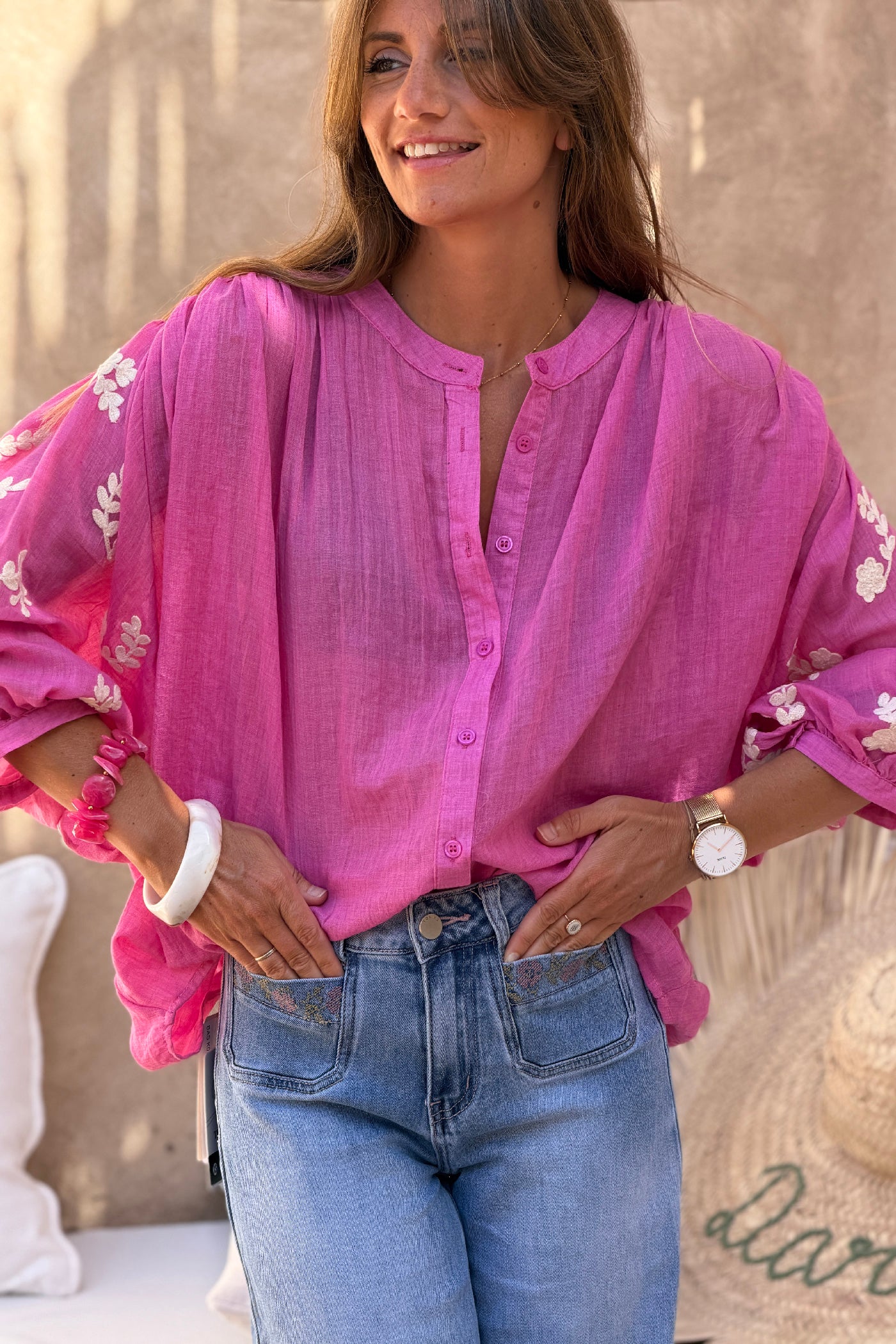 Tunique large rose en voile de coton broderie fleurs sur les manches