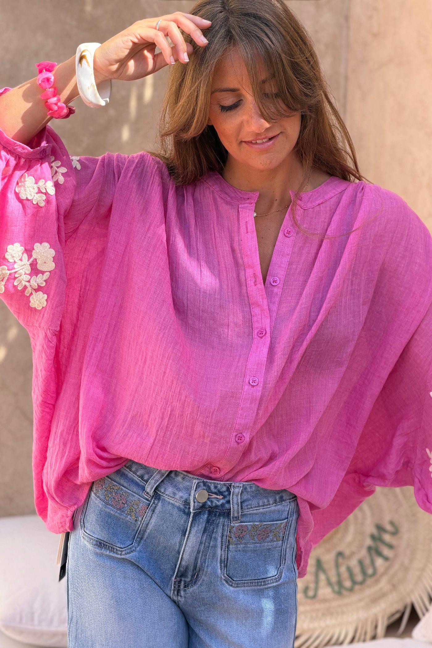 Tunique large rose en voile de coton broderie fleurs sur les manches