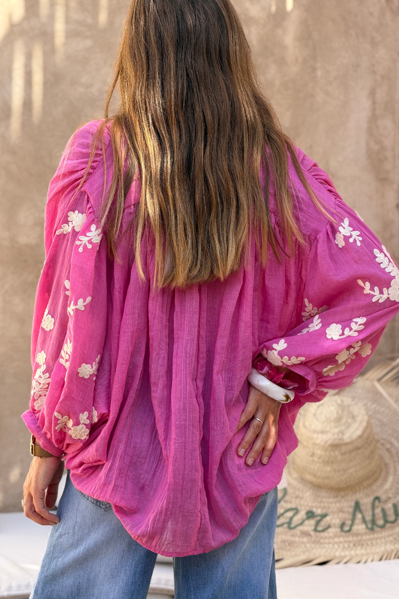 Tunique large rose en voile de coton broderie fleurs sur les manches