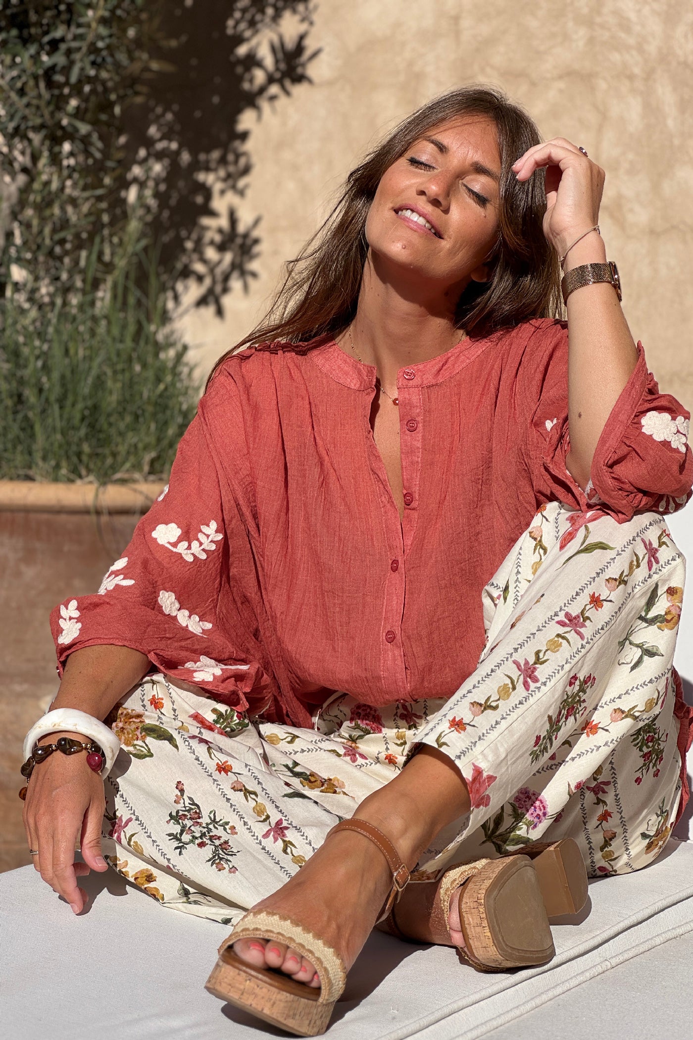 Tunique large terracotta en voile de coton broderie fleurs sur les manches