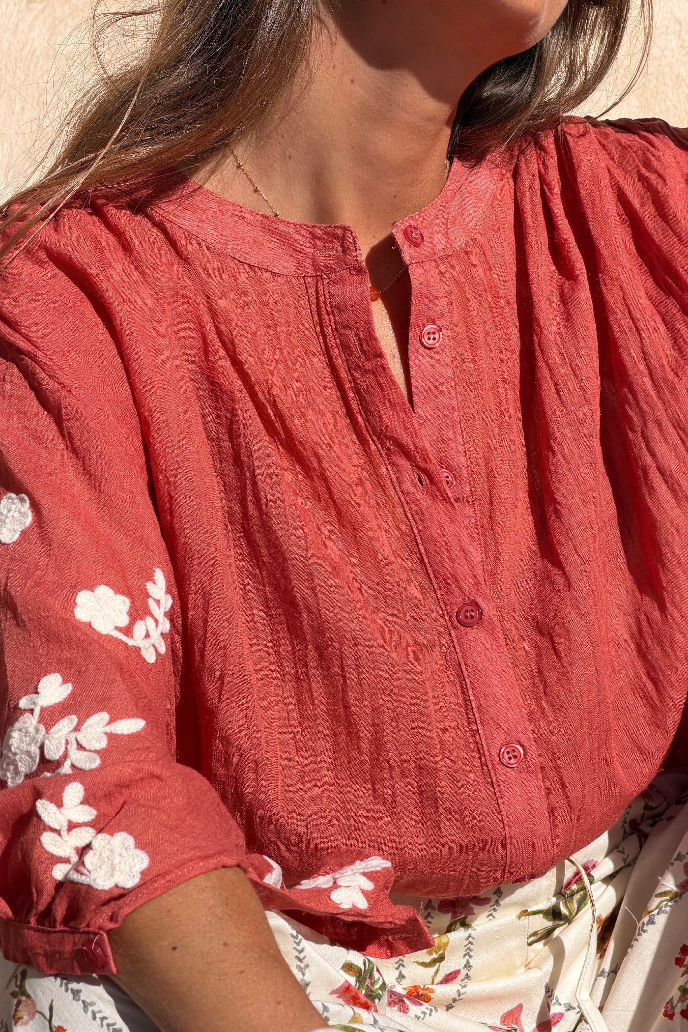 Tunique large terracotta en voile de coton broderie fleurs sur les manches