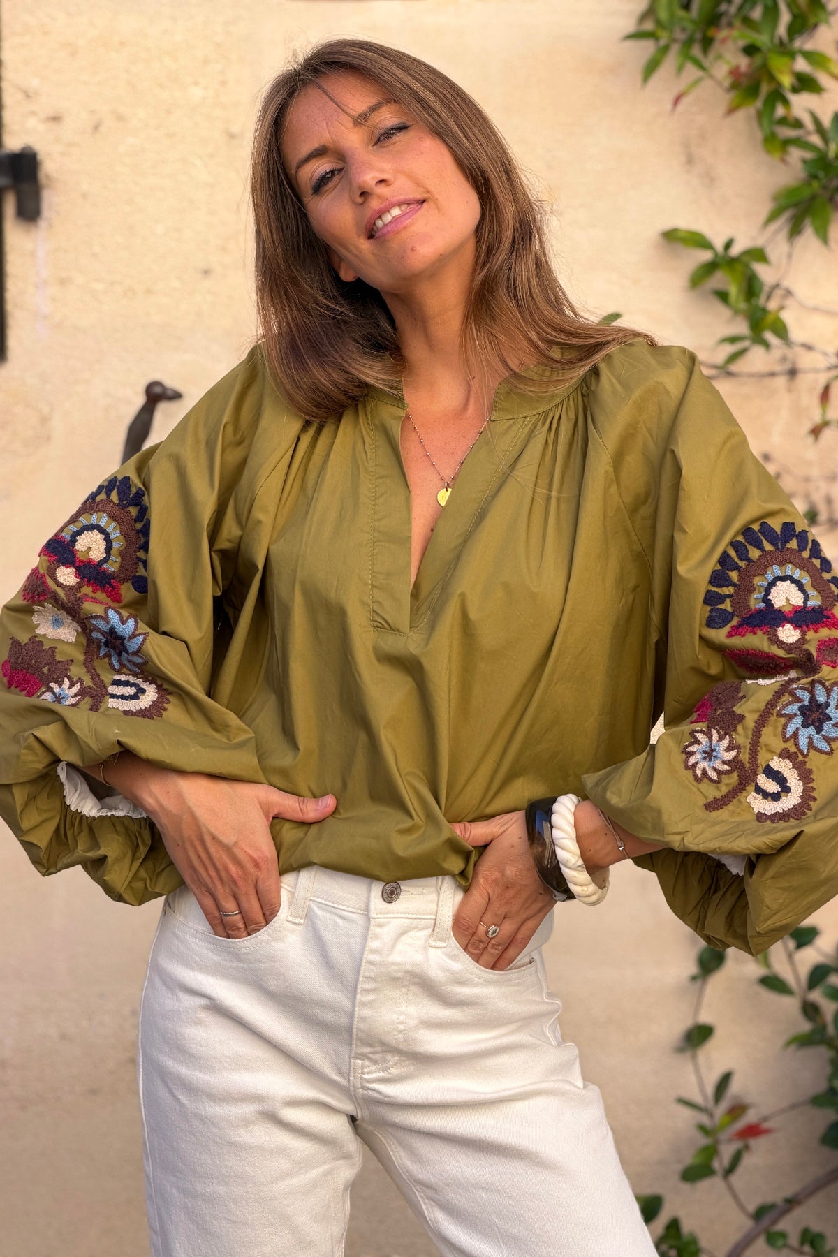 Tunique large vert olive en coton col v broderie fleurs sur les manches ballons