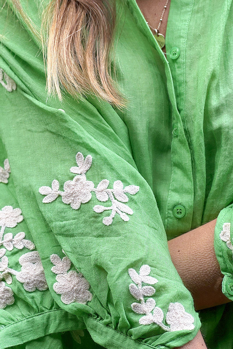 Tunique large verte en voile de coton broderie fleurs sur les manches