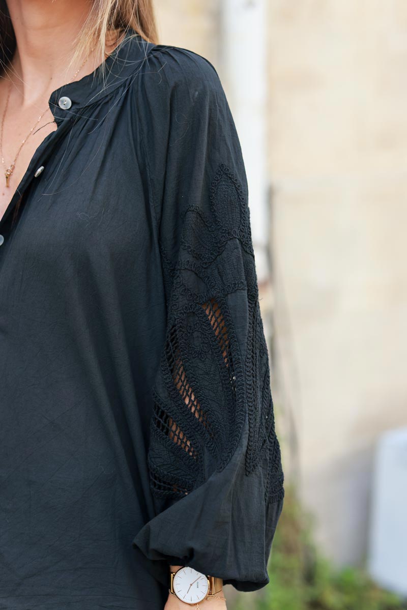 Chemise tunique noire à boutons manches ajourées motifs en crochet