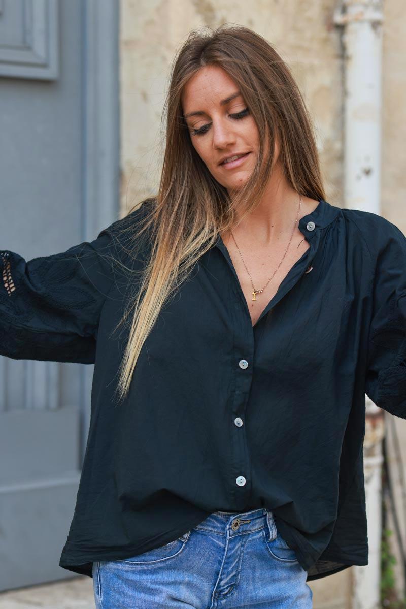 Chemise tunique noire à boutons manches ajourées motifs en crochet