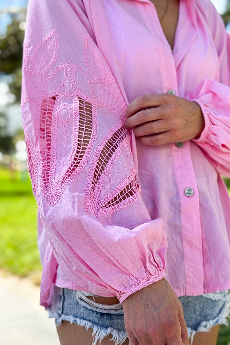 Chemise tunique rose à boutons manches ajourées motifs en crochet