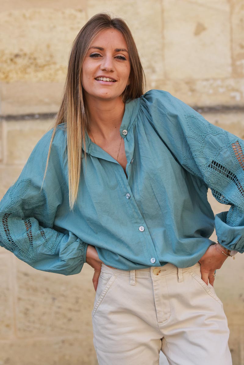 Camisa túnica verde celadón con botones y mangas caladas y patrones de crochet