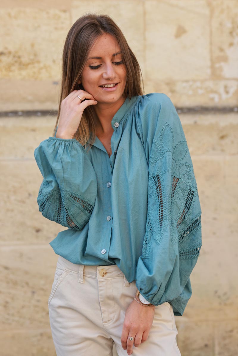 Camisa túnica verde celadón con botones y mangas caladas y patrones de crochet