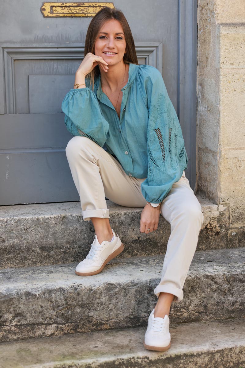 Camisa túnica verde celadón con botones y mangas caladas y patrones de crochet