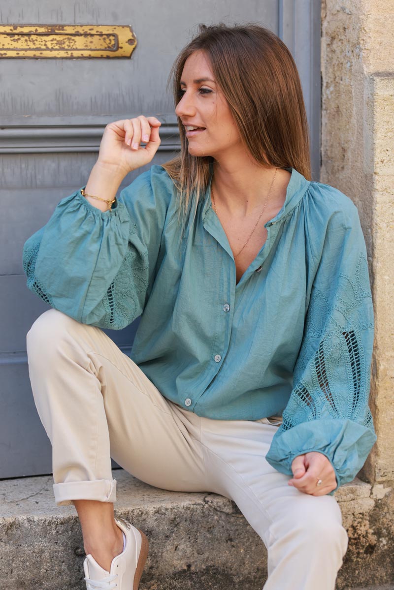 Camisa túnica verde celadón con botones y mangas caladas y patrones de crochet