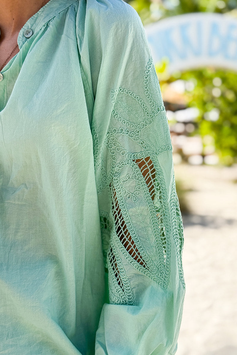 Chemise Tunique vert d'eau à boutons manches ajourées motifs en crochet