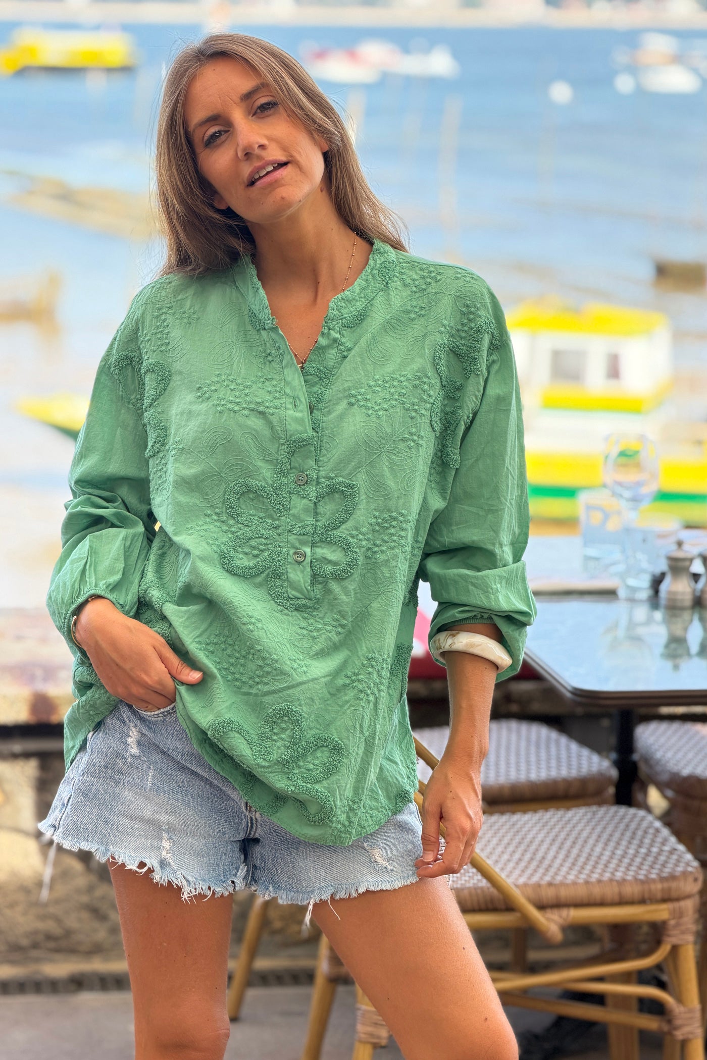 Tunique verte en coton col boutons et broderie fleurs en éponge