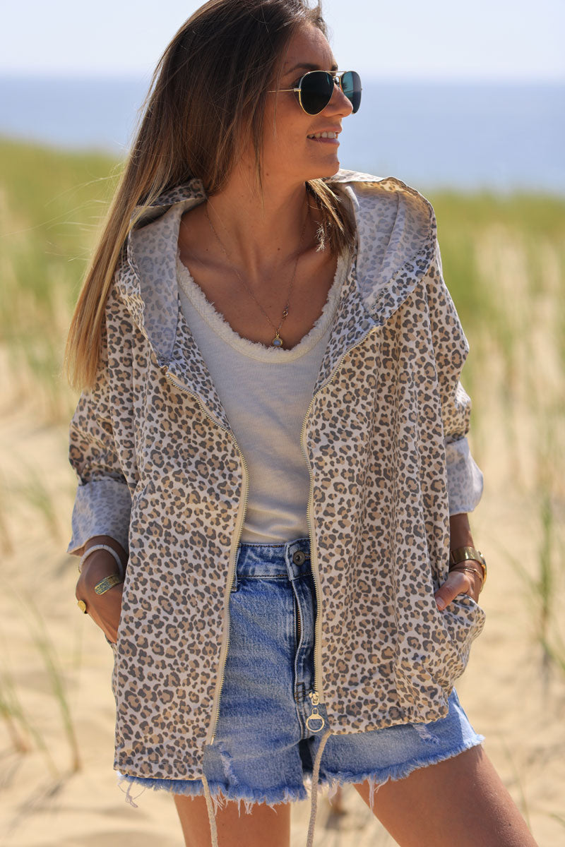 Veste beige en toile à capuche et zip imprimé léopard