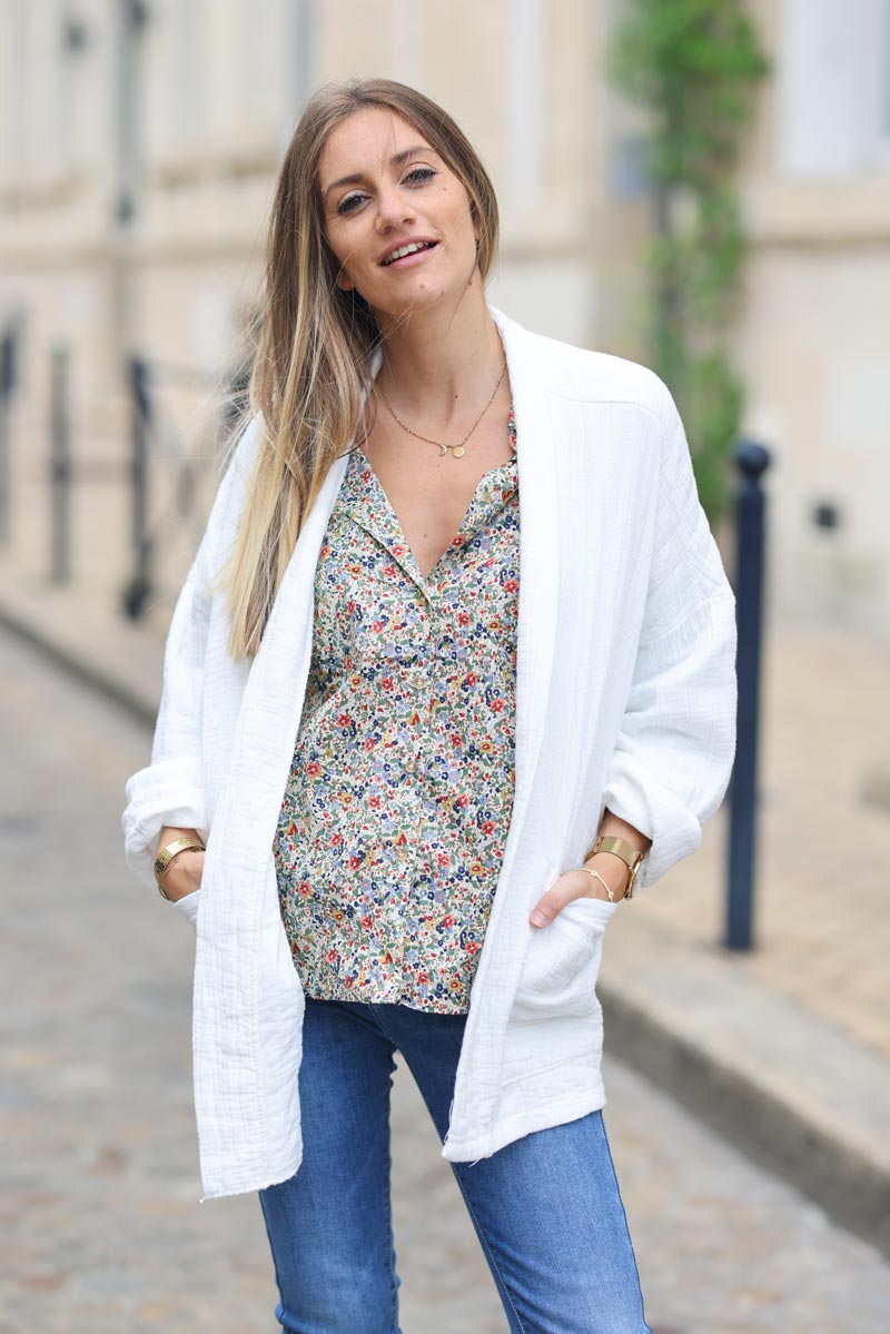 Veste blanche souple loose en gaze de coton col enveloppant