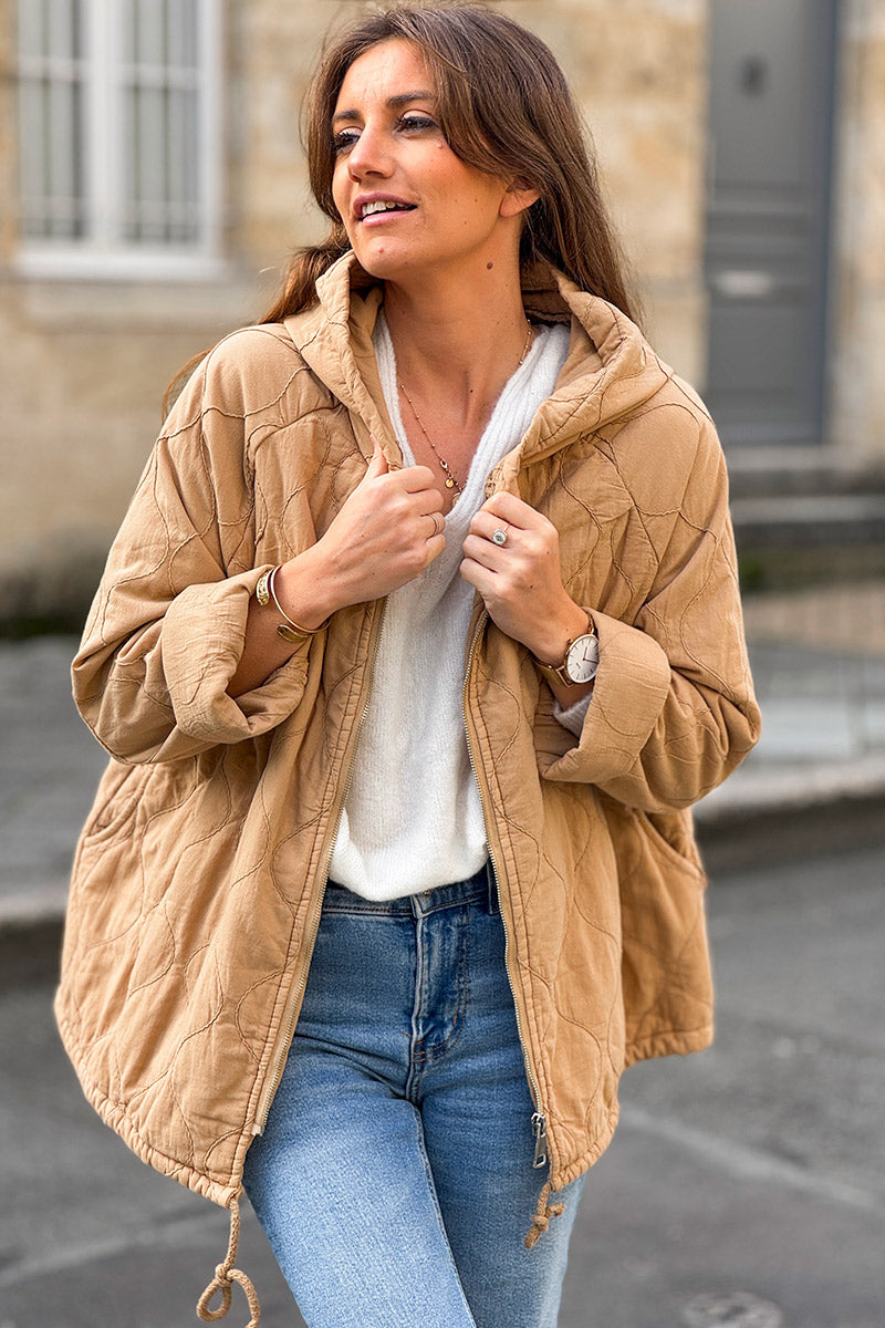 Chaqueta con capucha color camel en algodón con finos bordados de estilo acolchado.
