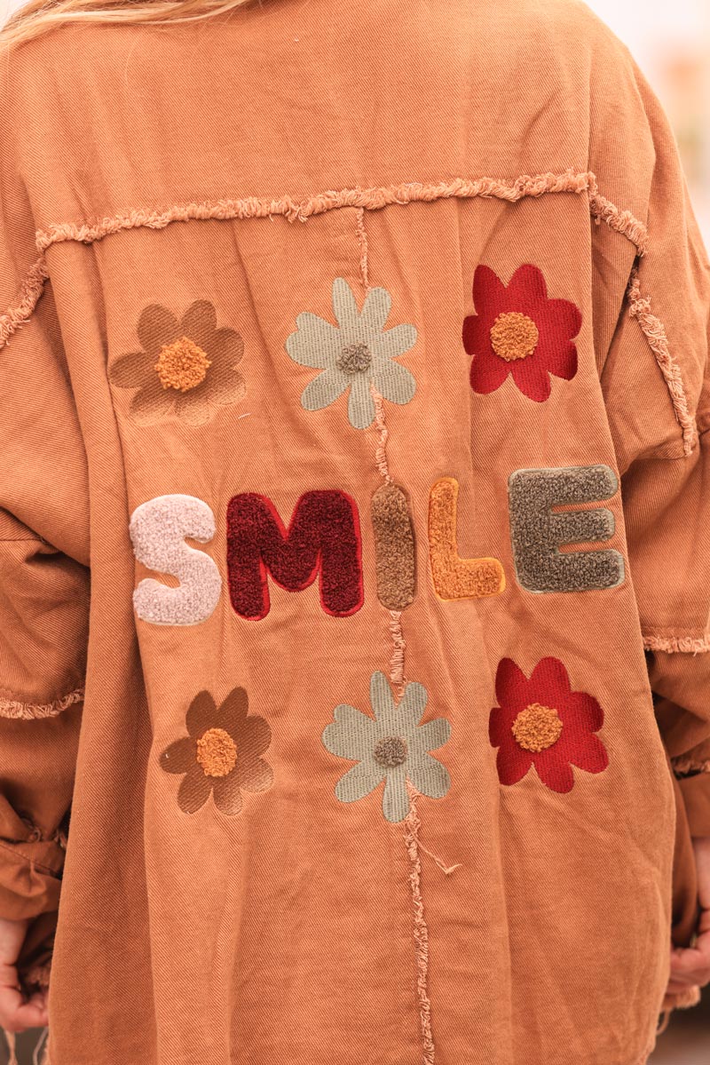 Veste camel en denim souple finitions franges broderie Smile et fleurs au dos