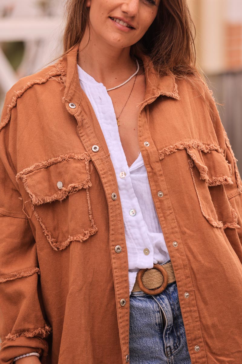 Veste camel en denim souple finitions franges broderie Smile et fleurs au dos