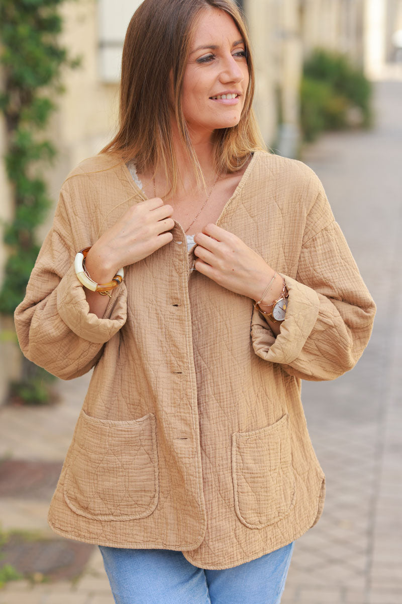 Chaqueta camel de gasa de algodón acolchada con botones carey