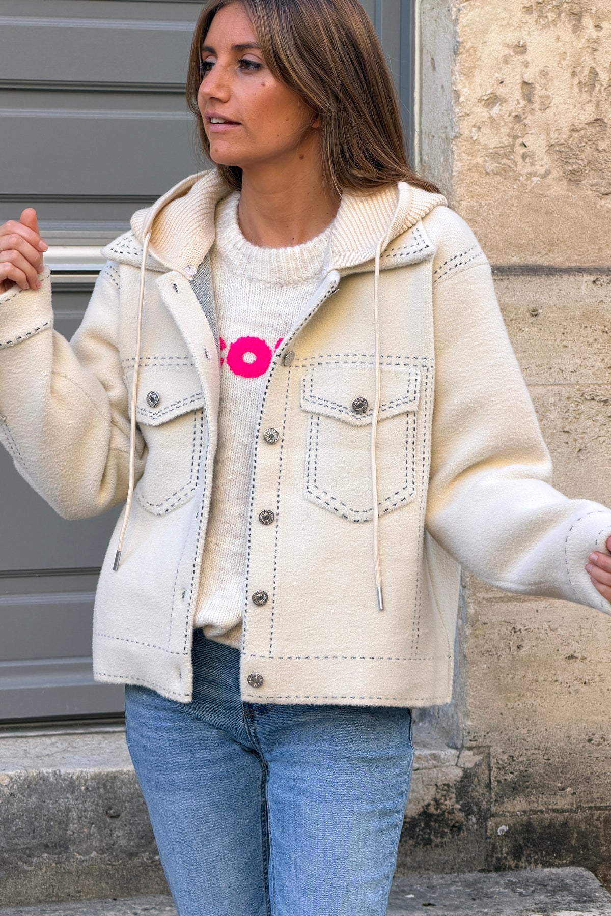 Veste chaude et douce beige détail surpiqûres imprimées capuche amovible