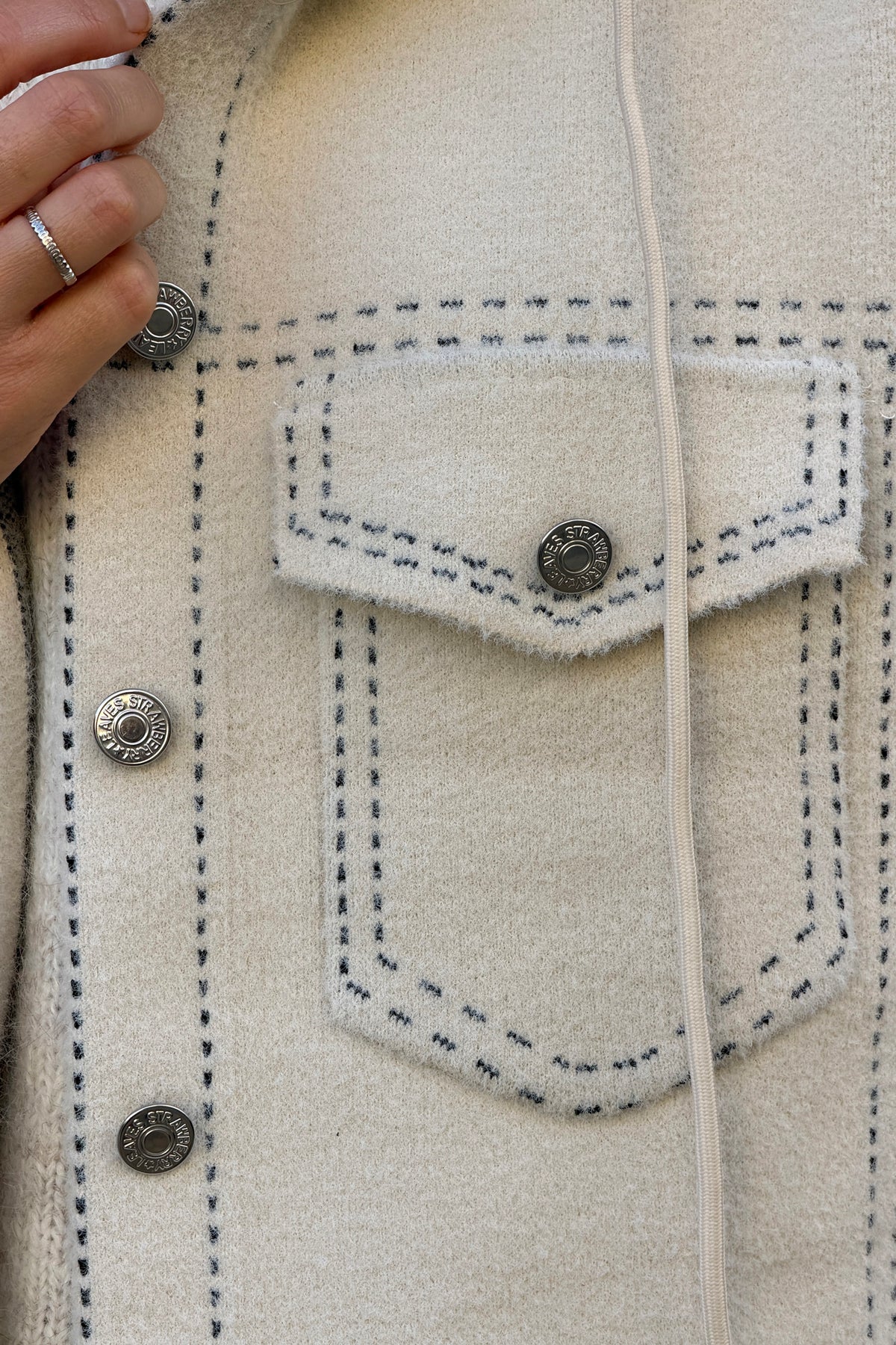 Veste chaude et douce beige détail surpiqûres imprimées capuche amovible