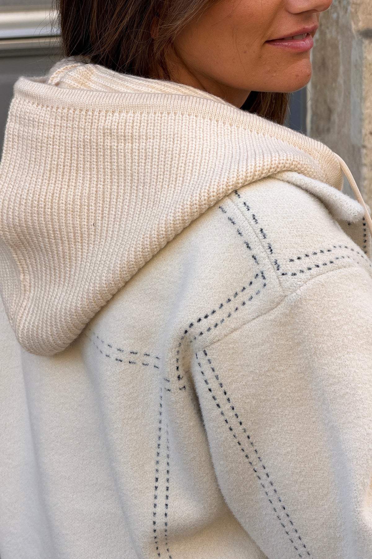 Veste chaude et douce beige détail surpiqûres imprimées capuche amovible