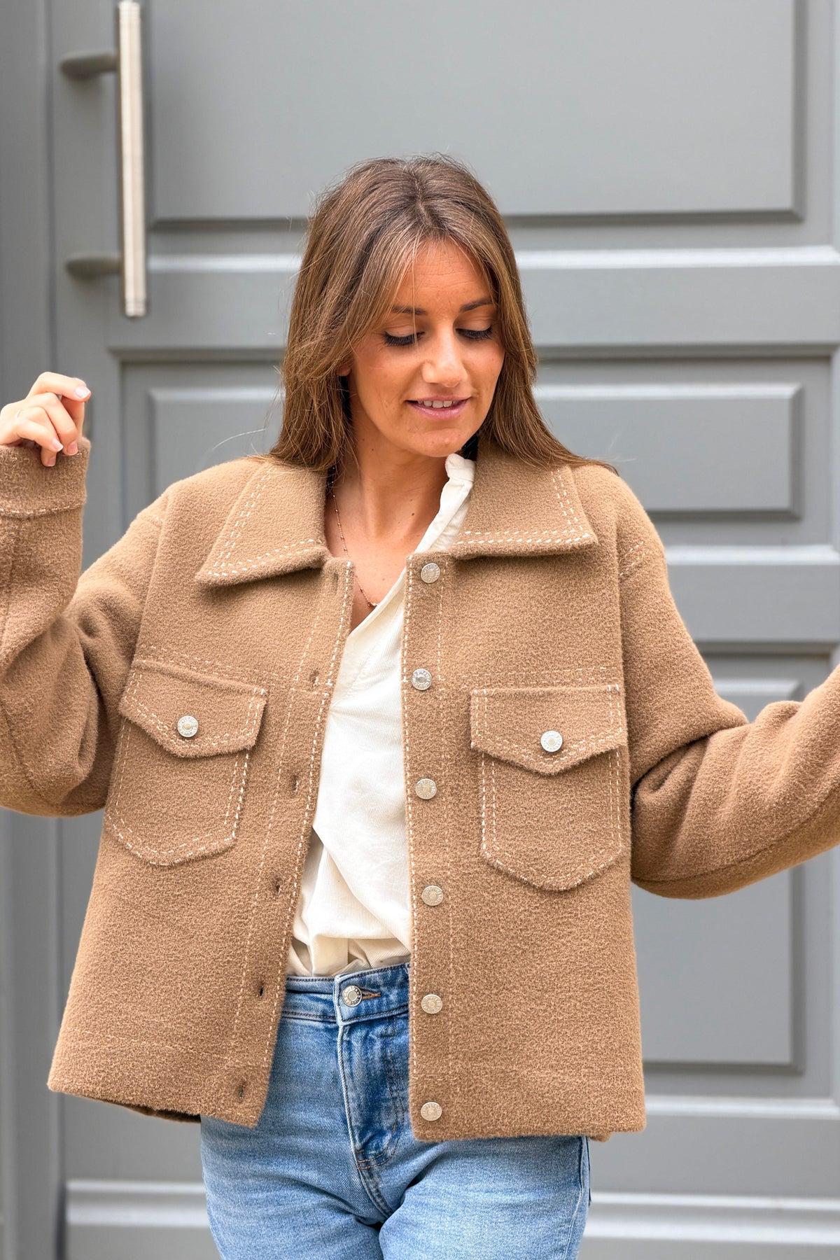 Veste chaude et douce camel détail surpiqures imprimées capuche amovible