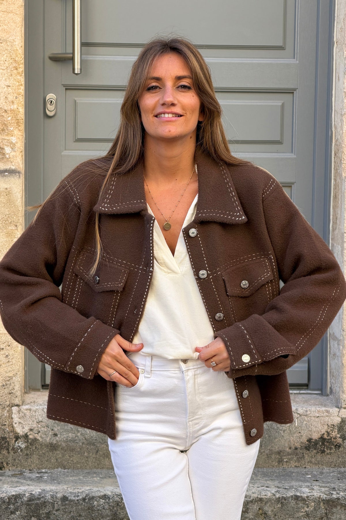 Veste chaude et douce marron détail surpiqures imprimées capuche amovible