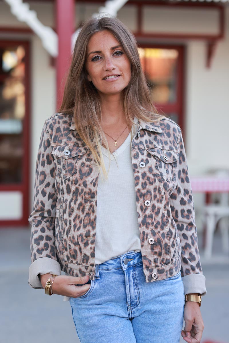 Veste courte en jean imprimé léopard tons camel boutons