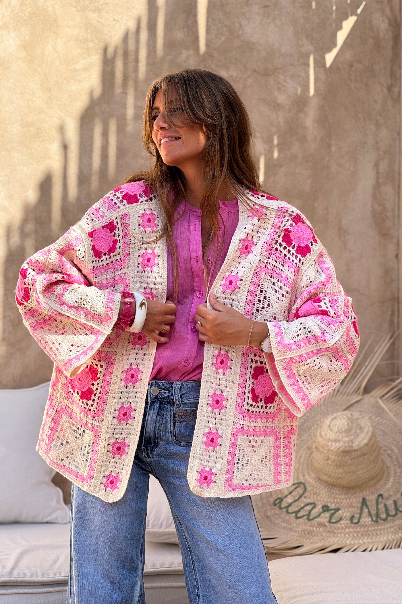 Veste en crochet motif fleurs rose