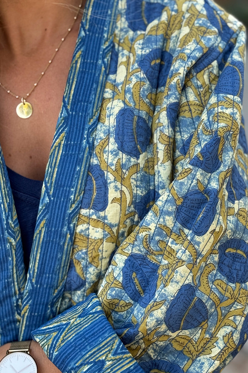 Veste en gaze de coton matelassé bleu imprime fleurs tie and dye