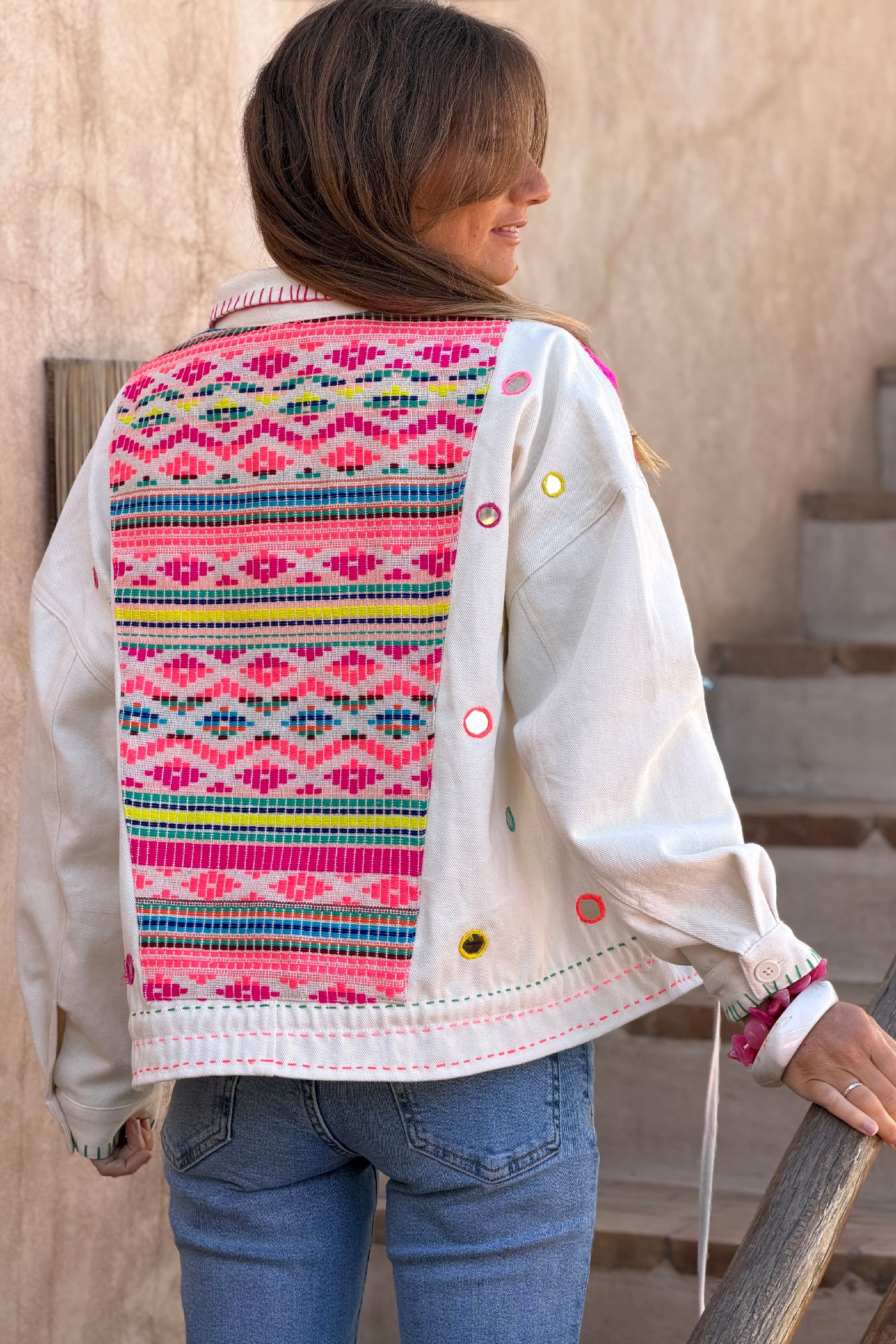 Veste en jean beige miroirs et broderie fils colorés style péruvien