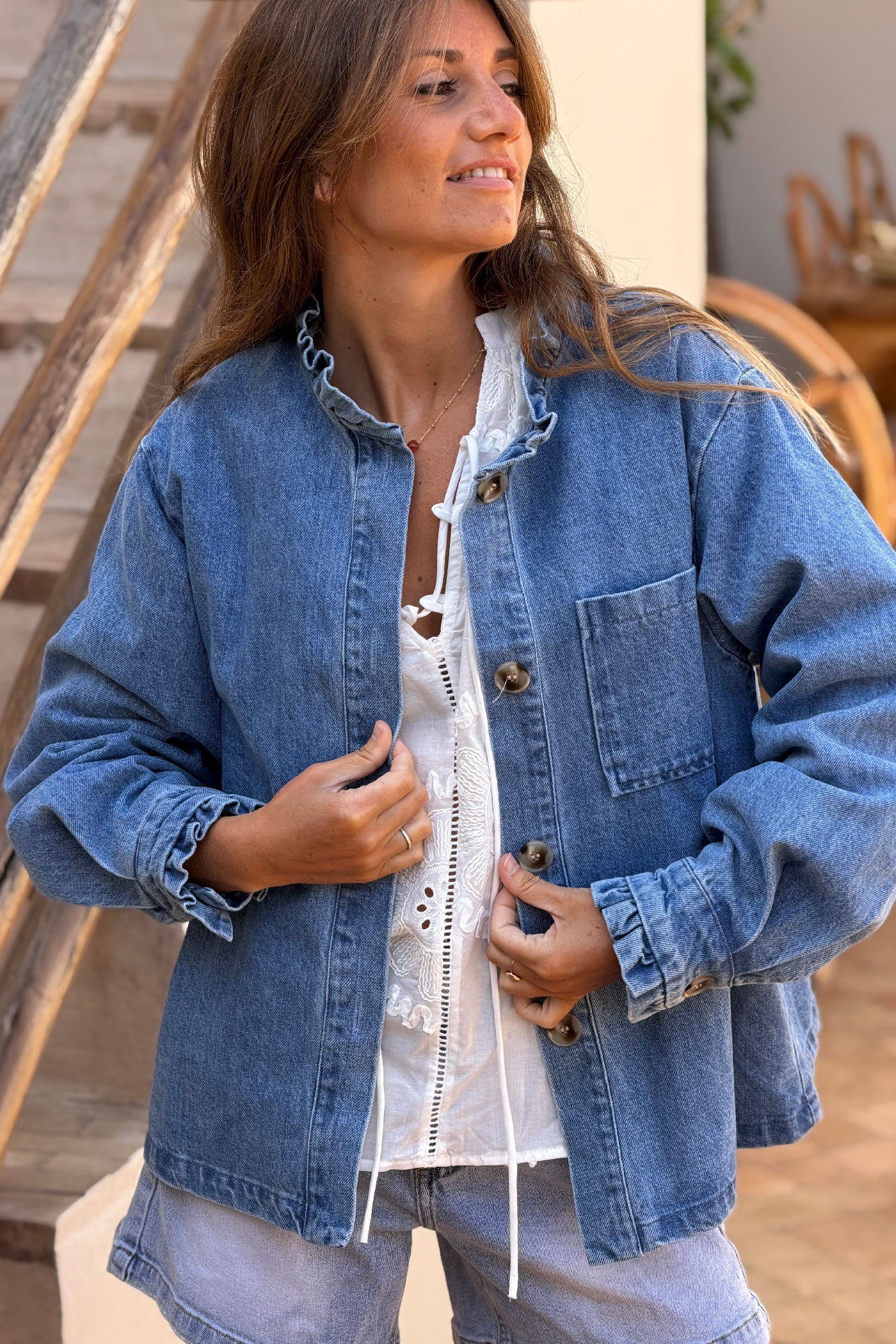 Veste en jean col victorien montant boutons écaille et poche