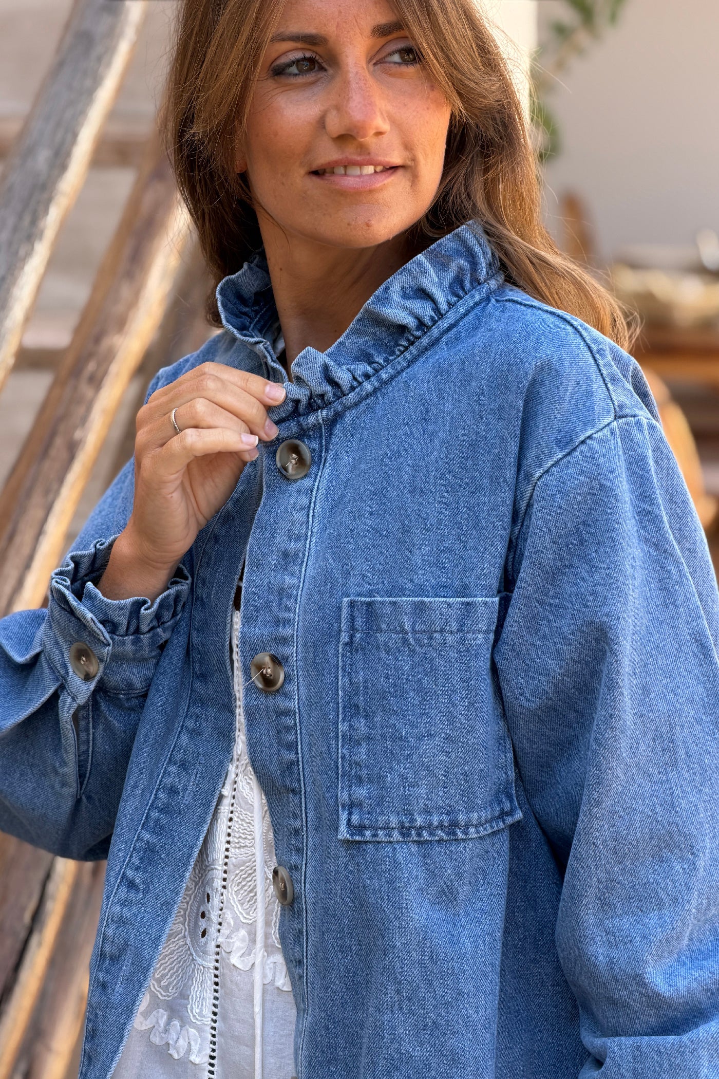 Veste en jean col victorien montant boutons écaille et poche