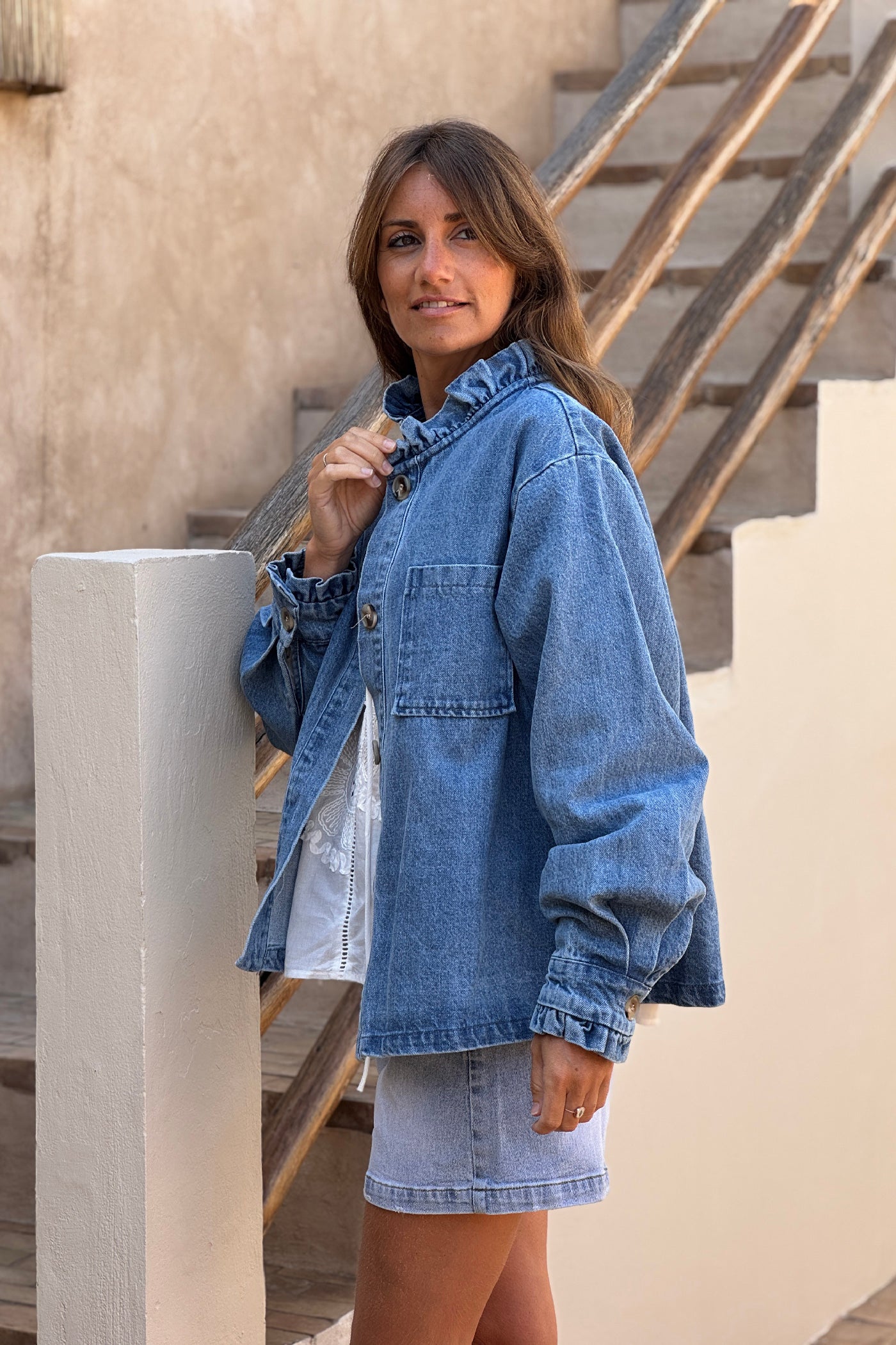 Veste en jean col victorien montant boutons écaille et poche