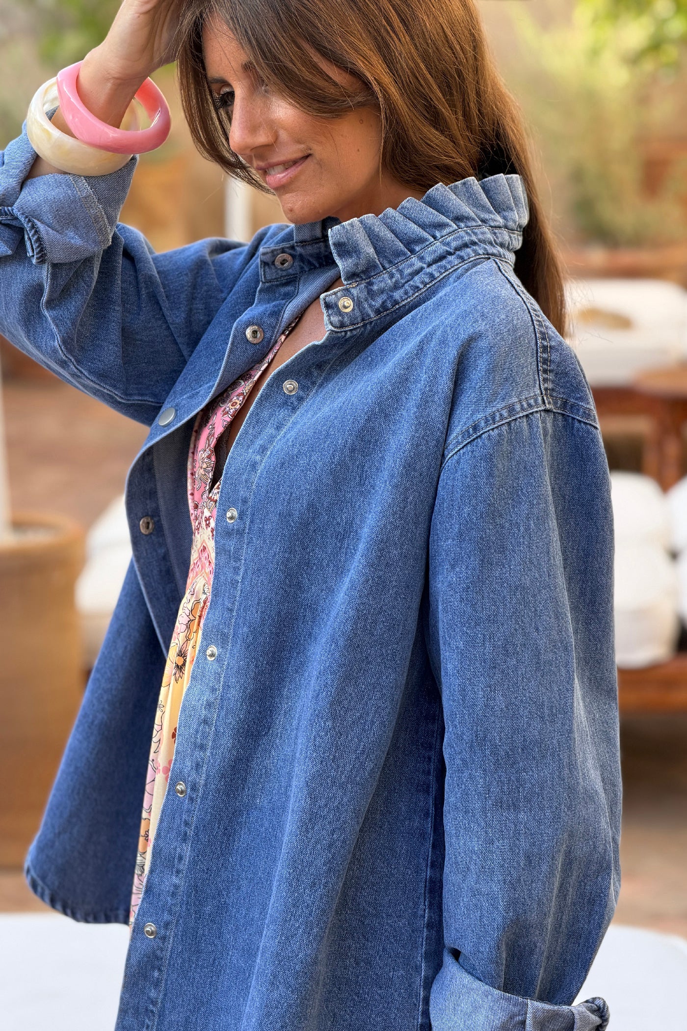 Veste en jean délavé clair col victorien montant avec froufrou